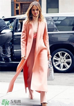 粉色衣服怎么搭配？粉色衣服怎么搭配好看？