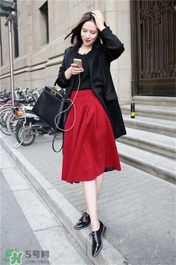 紅色衣服配什么顏色鞋子？紅色衣服配什么鞋子好看？