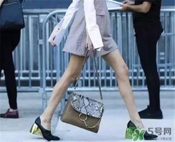 奶奶鞋搭配什么衣服？奶奶鞋搭配什么衣服好看？