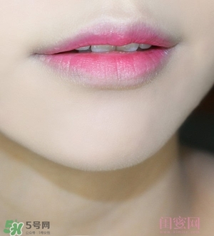 植村秀唇釉怎么涂？植村秀漆光唇釉涂法