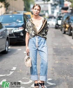 翻邊牛仔褲配什么鞋子？翻邊牛仔褲怎么搭配好看？