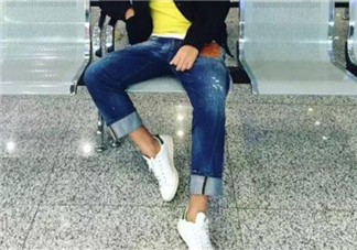 翻邊牛仔褲配什么鞋子？翻邊牛仔褲怎么搭配好看？