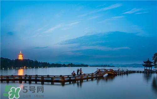 4月份去杭州穿什么？四月份去杭州穿什么衣服？