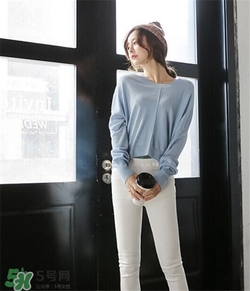 白色褲子配什么顏色上衣？白色褲子搭配什么上衣好看？