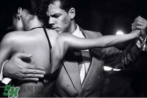 男人的精子對(duì)女人有啥好處？吃精液會(huì)不會(huì)懷孕？