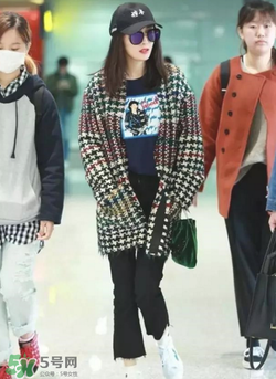 毛邊牛仔褲搭配什么鞋？毛邊牛仔褲搭配什么鞋好看？