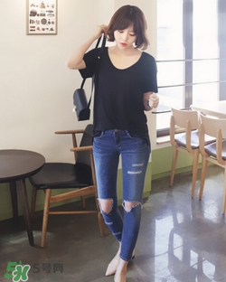 破洞牛仔褲搭配什么上衣？破洞牛仔褲配什么上衣好看？