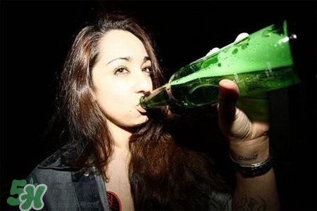 皮膚過敏可以喝酒嗎？皮膚過敏能喝白酒嗎？