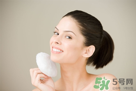 皮膚過敏能洗冷水澡嗎？過敏用冷水還是熱水洗澡？