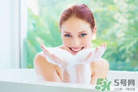 皮膚過敏能洗冷水澡嗎？過敏用冷水還是熱水洗澡？