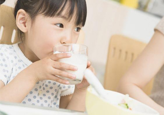 皮膚過敏能喝牛奶嗎？皮膚過敏喝牛奶好嗎？