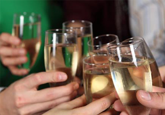 皮膚過敏可以喝酒嗎？皮膚過敏能喝白酒嗎？