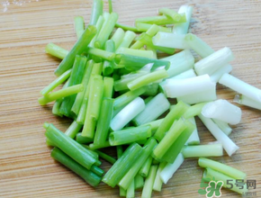 薺菜和蔥能一起吃嗎？薺菜餃子可以放蔥嗎？