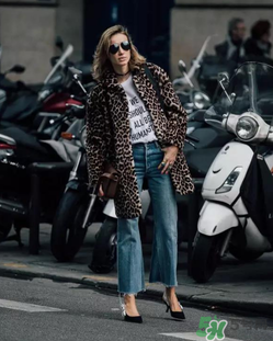 春天穿白t恤怎么搭配？白t恤怎么搭配好看？