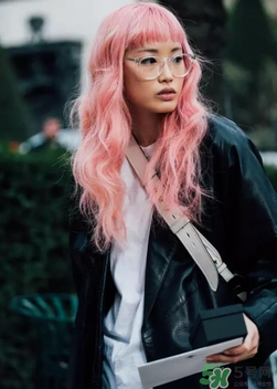 春天穿白t恤怎么搭配？白t恤怎么搭配好看？