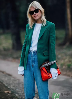 春天穿白t恤怎么搭配？白t恤怎么搭配好看？