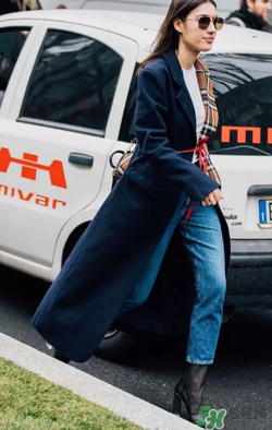 春天穿白t恤怎么搭配？白t恤怎么搭配好看？