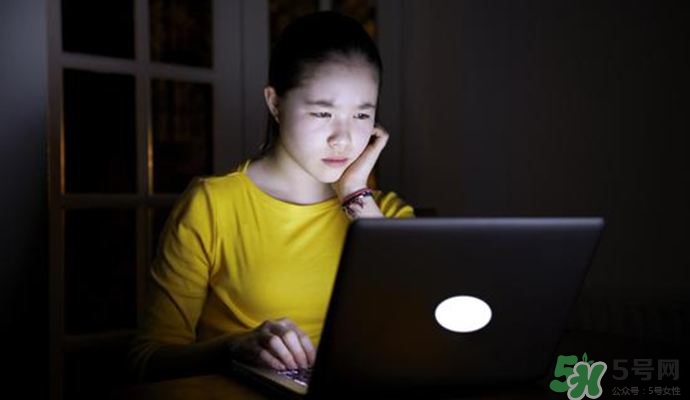 女人熬夜吃什么好？女人熬夜的危害有多大