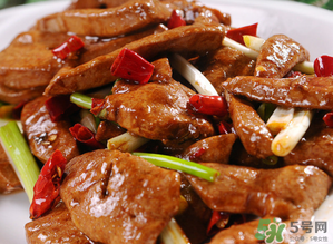 薺菜和豬肝能一起吃嗎？豬肝和芥菜能一起吃嗎？