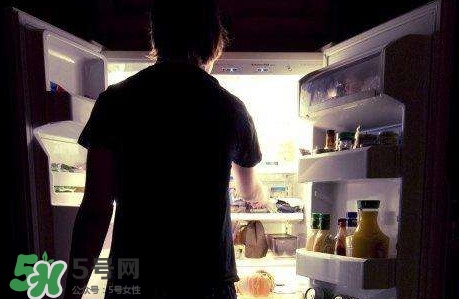 半夜吃零食會導致腦殘？半夜吃零食會不會腦殘