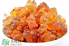 桃膠可以治療糖尿病嗎？桃膠能治什么?。?></p><p>5、治產(chǎn)后下痢赤白，里急后重疞痛：桃膠（焙干）、沉香、蒲黃（炒）各等分。為末。每服二錢，食前米飲下。</p><p>6、治虛熱作渴：桃膠如彈丸大，含之咽津。</p><p>7、治療胃痛、胃炎：取比黃豆粒大一點的桃膠清水洗凈，咀嚼碎碎的，溫開水送服，早晚各一次，堅持服用三十天，胃炎不再犯，吃任何涼東西胃不會再難受。</p><p style=