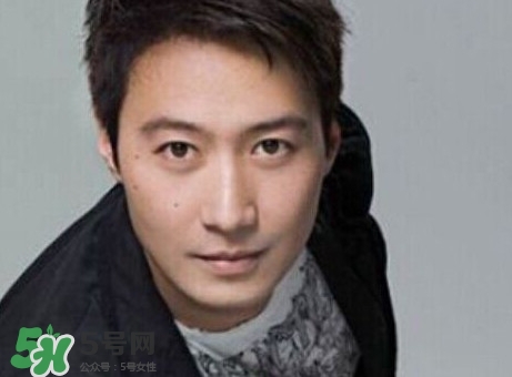 怎么去除疤痕?。咳绾稳コ毯塾?></p><h3>如何去除疤痕印</h3><p>方法一 按摩去疤法</p><p>按摩也能消除疤痕，因為按摩能夠適度的活血化瘀，幫忙疏通脛骨。而疤痕是新生組織，因生長不均衡而產(chǎn)生，所以按摩能夠有效的恢復(fù)局部組織的活力，促進(jìn)新生皮膚再生，對身體很多方面也有好處。但是切記只針對淺的正在復(fù)原的疤痕。</p><p>手法：利用手掌根部輕柔疤痕，每天三次，每次堅持十分鐘即可。</p><p>方法二 姜片去疤痕</p><p>把新鮮的姜洗干凈以后切成片，然后用姜片輕擦疤痕，輕擦數(shù)次以后，將姜片敷在疤痕部位，然后在去掉更換一片，重復(fù)兩三次。這個方法一定要堅持下去哦，每天這樣操作兩次，長期下來，小點的疤痕會消失的。因為生姜具有抑制肉芽組織生長的功效，從而降低疤痕形成和生長。</p><p style=