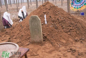 為什么新墳三年不能動土？新墳三年填土對誰不好？
