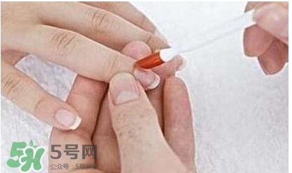 腳上的灰指甲怎么治療？腳上的灰指甲的治療方法