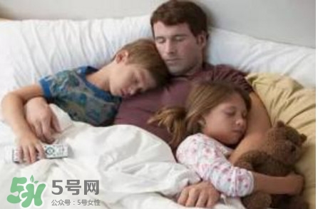 一家三口都尿床 尿床是怎么回事 一家三口都尿床 尿床是怎么回事