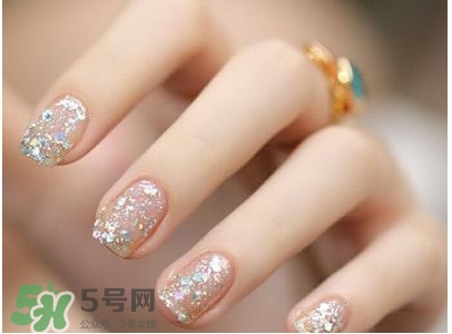 腳上的灰指甲怎么治療？腳上的灰指甲的治療方法