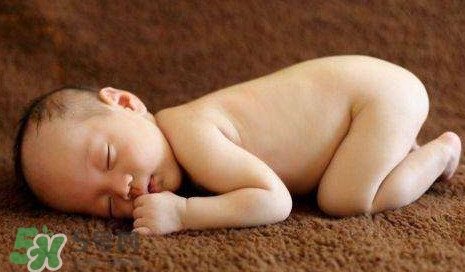 孩子為什么喜歡趴著睡覺？孩子為何老愛趴著睡