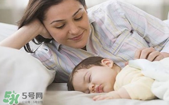 孩子為什么喜歡趴著睡覺？孩子為何老愛趴著睡