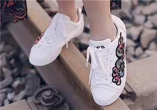 tfboys春晚同款ash鞋正品多少錢？tfboys同款艾熙小白鞋專柜價格