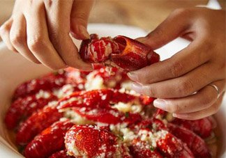 吃小龍蝦可以吃菠蘿嗎？小龍蝦和菠蘿能一起吃嗎？