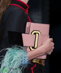 prada緞帶包好看嗎？普拉達(dá)緞帶包怎么樣？