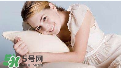 月經(jīng)量少顏色發(fā)黑是怎么回事？月經(jīng)量少怎么辦