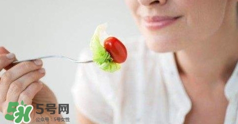 月經(jīng)量少顏色發(fā)黑是怎么回事？月經(jīng)量少怎么辦