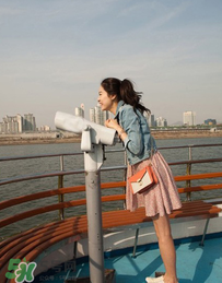 白百合紅色外套是什么牌子？白百合紅色外套是哪個品牌？