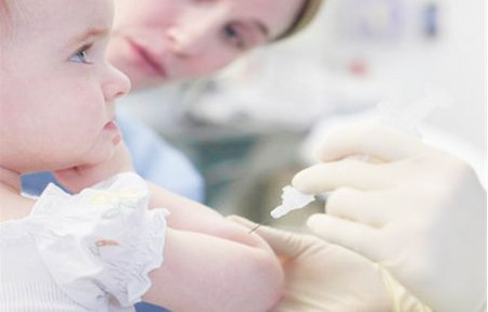 嬰兒預(yù)防針后多久洗澡？嬰兒打完預(yù)防針多久可以洗澡