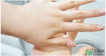 悅詩風(fēng)吟綠茶洗面奶適合什么膚質(zhì)？悅詩風(fēng)吟洗面奶適合油性肌膚嗎？