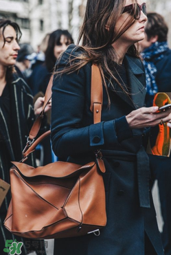 loewe puzzle怎么背好看？loewe puzzle怎么搭配好看？