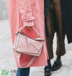 loewe puzzle怎么背好看？loewe puzzle怎么搭配好看？