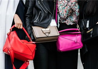 loewe puzzle怎么背好看？loewe puzzle怎么搭配好看？