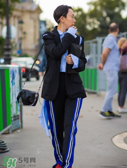 loewe大象包怎么搭配？loewe大象包怎么搭配好看？