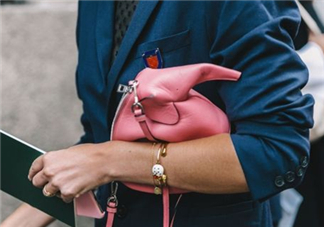 loewe大象包怎么搭配？loewe大象包怎么搭配好看？