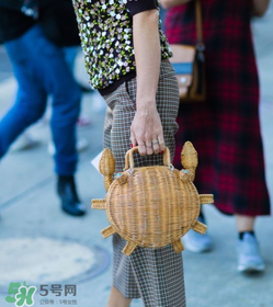 草編包怎么背好看？草編包怎么搭配好看？