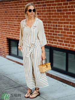 草編包怎么背好看？草編包怎么搭配好看？