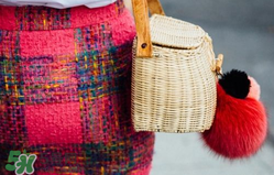 草編包怎么背好看？草編包怎么搭配好看？