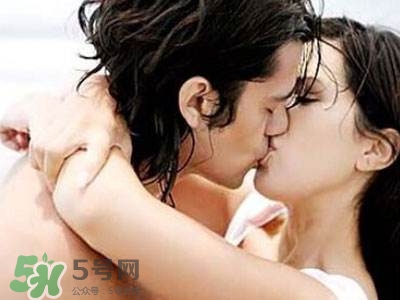 接吻時(shí)男生的手放哪里？接吻時(shí)男人的手摸哪里暴露性格