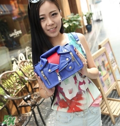 moschino機(jī)車(chē)包正品多少錢(qián)？莫斯奇諾機(jī)車(chē)包專柜價(jià)格